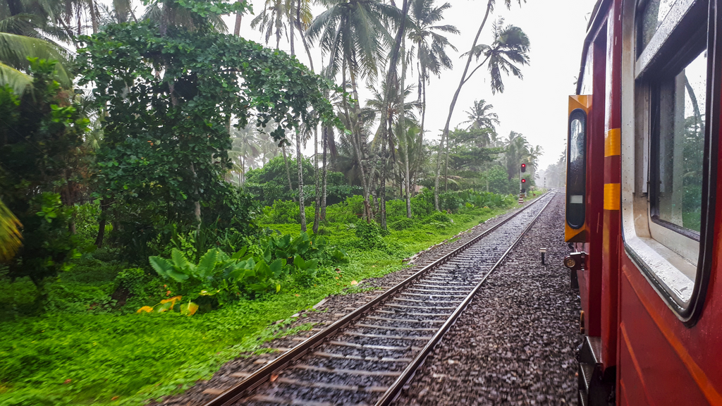 paromatravels.com_Sri_Lanka's_Best_Scenic_Train_Rides_3