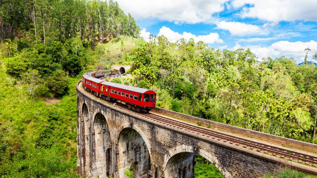 paromatravels.com_Sri_Lanka's_Best_Scenic_Train_Rides_1