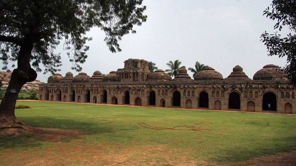 paromatravels.com_blog_Exploring_the_Intricate_Carvings_of_Hampi’s_Vijayanagar_Empire_1