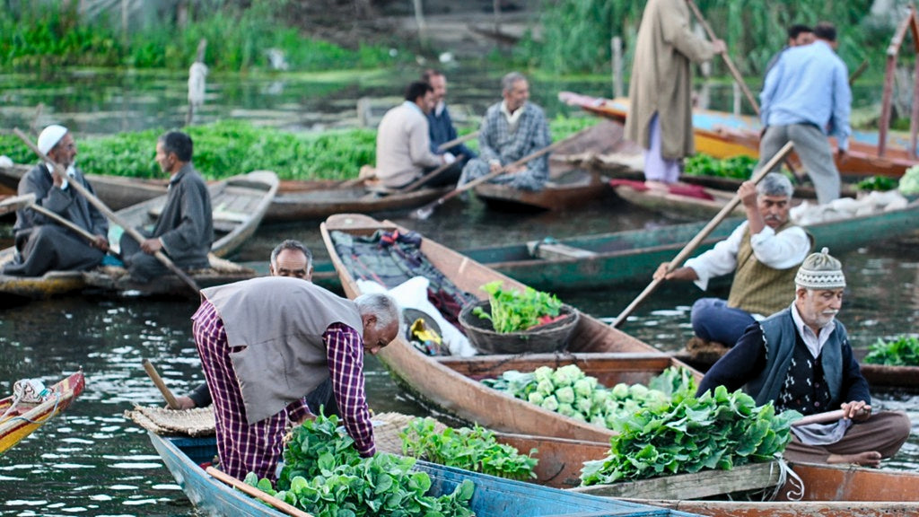 paromatravels.com_blog_floating_market_of_srinagar_2